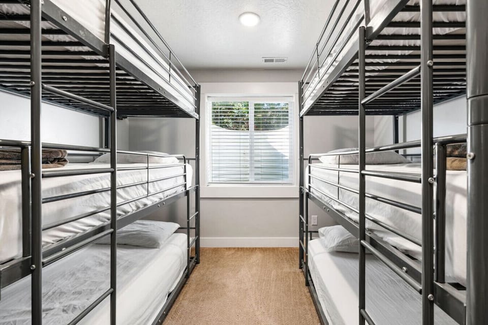Bedroom 4- Bunk Room