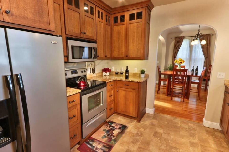 Lots of room in the kitchen