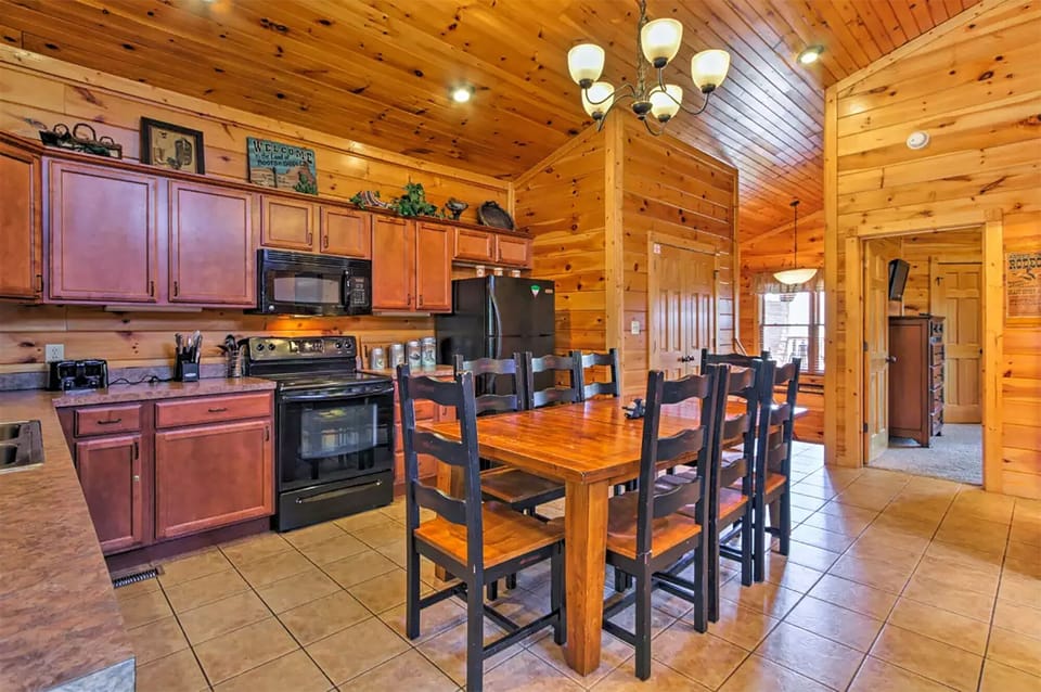 Full Kitchen and Dining room