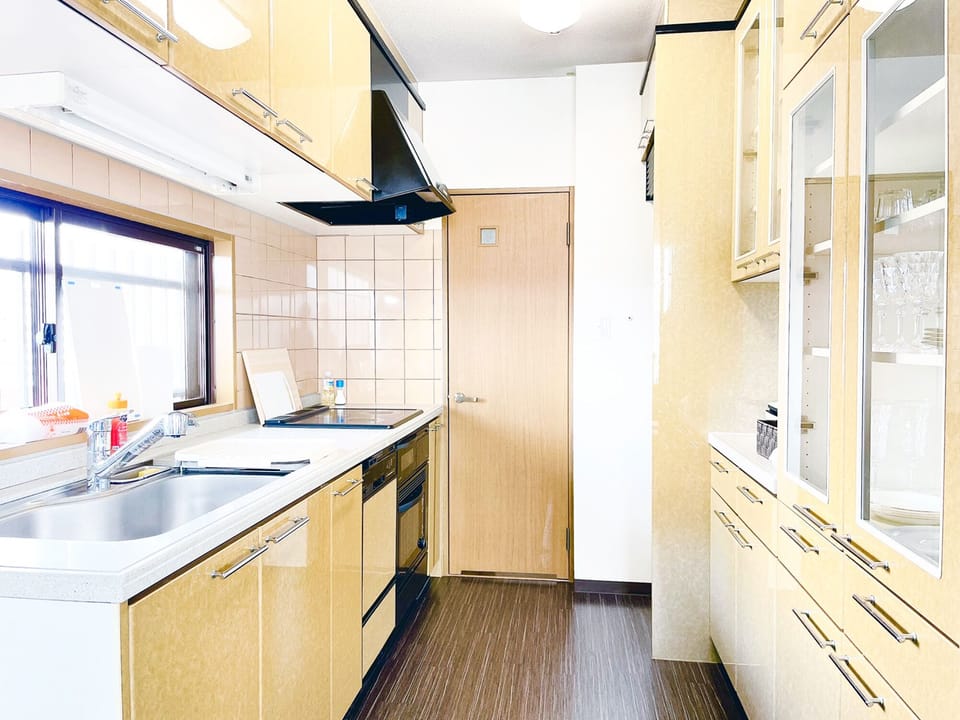 Executive Suite with Balcony 901, Non Smoking | Private kitchen | Fridge, microwave, stovetop, electric kettle
