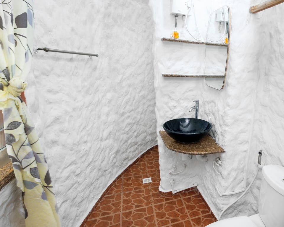 Deluxe Suite | Bathroom | Shower, towels
