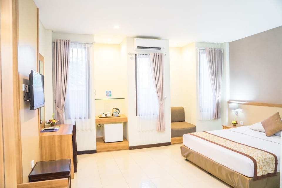 Deluxe Double or Twin Room | In-room safe, desk, laptop workspace, blackout drapes