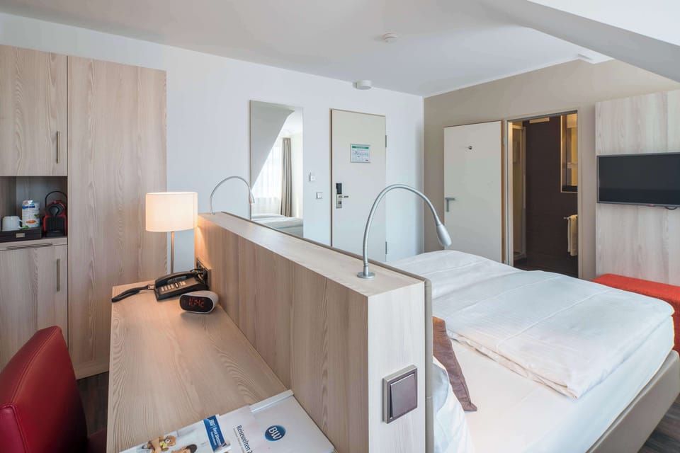 Comfort Room, 1 Double Bed | In-room safe, laptop workspace, blackout drapes, iron/ironing board