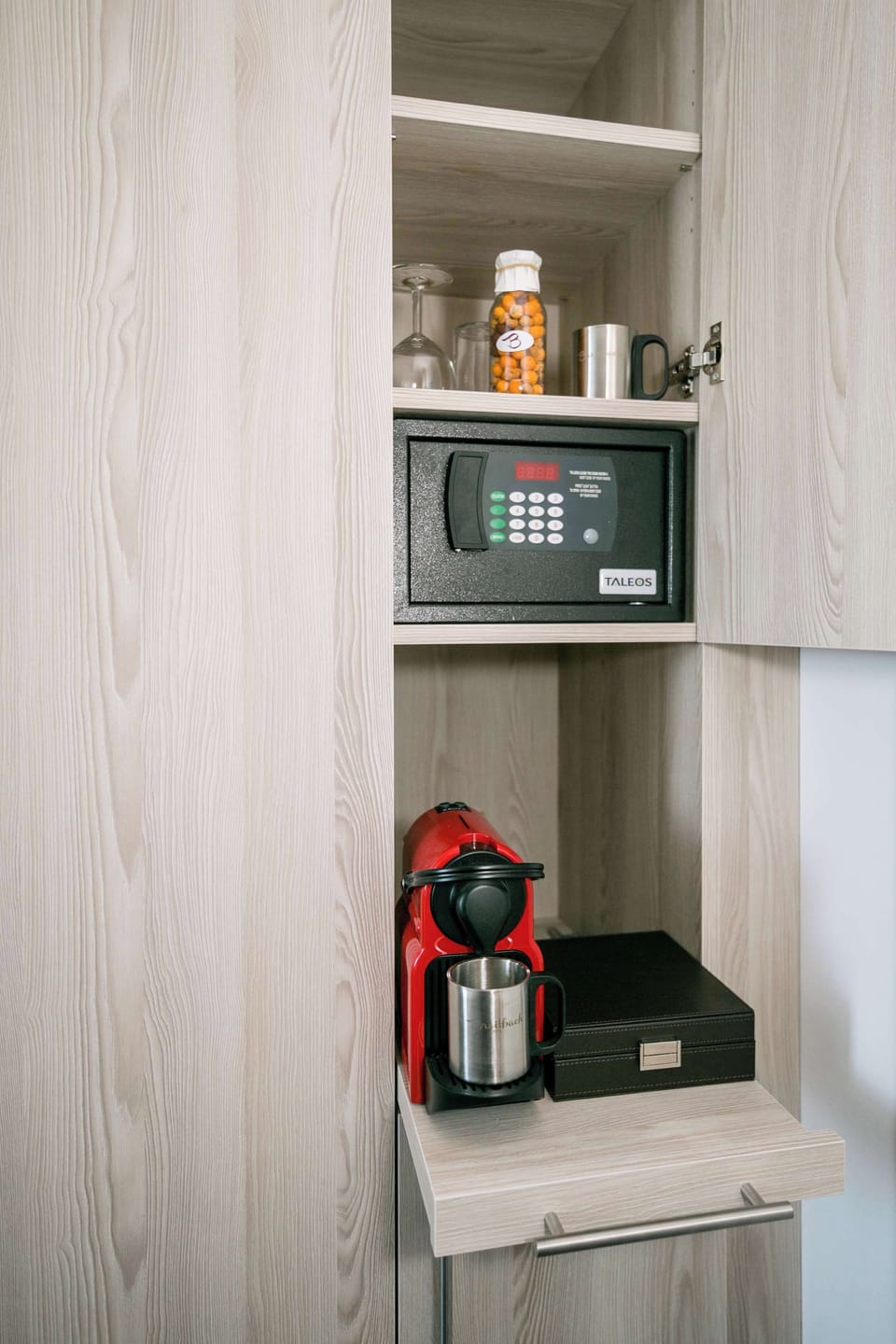In-room safe, laptop workspace, blackout drapes, iron/ironing board