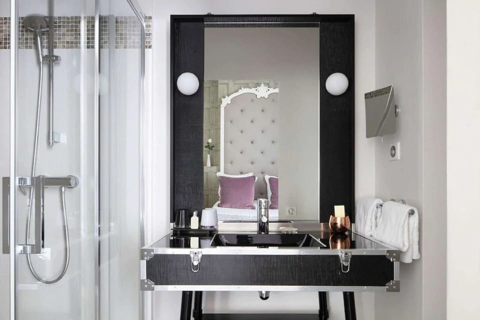 Single Room - Complimentary soft minibar,courtesy tray, Chromecast and digital press, fitness | Bathroom | Shower, free toiletries, hair dryer, bathrobes