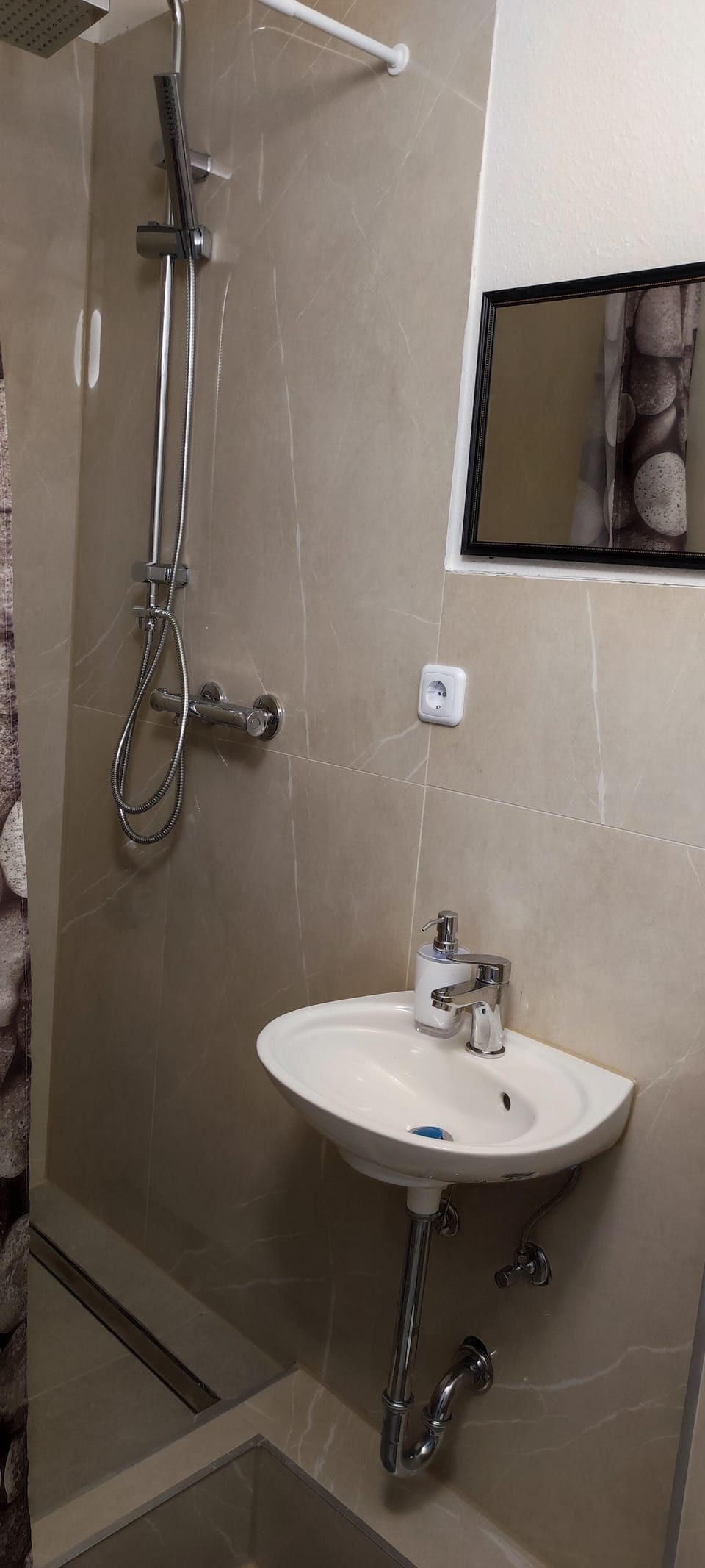 Deluxe Double Room | Bathroom | Shower, towels