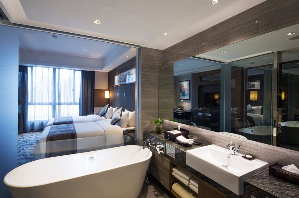 Minibar, in-room safe, desk, iron/ironing board
