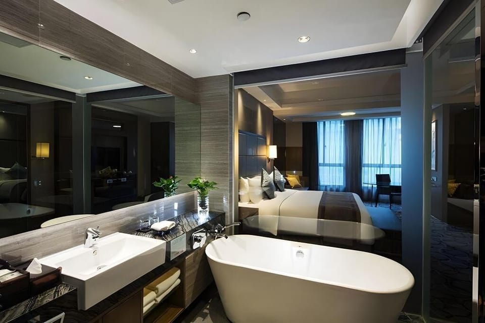 Minibar, in-room safe, desk, iron/ironing board