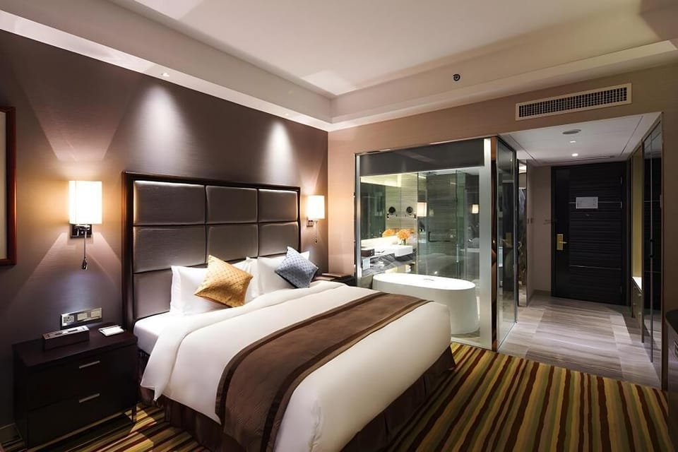 Minibar, in-room safe, desk, iron/ironing board