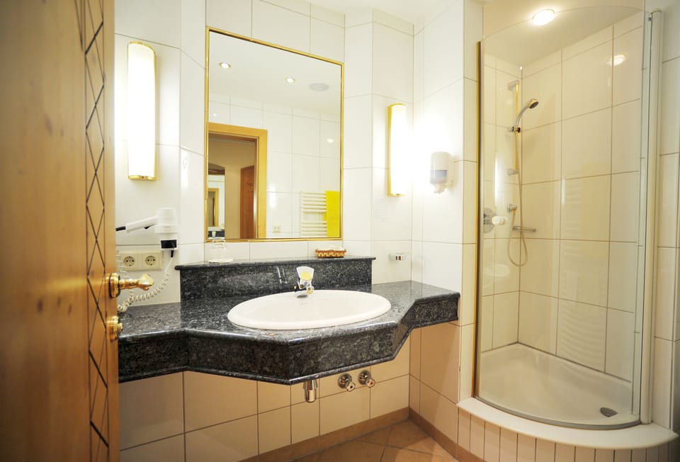 Double Room (Large) | Bathroom | Bathtub, hair dryer, bathrobes, towels