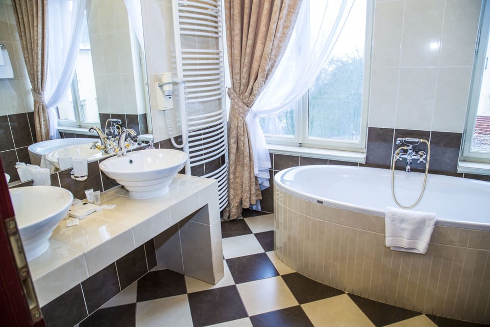 Deluxe Double or Twin Room | Bathroom | Combined shower/tub, free toiletries, hair dryer, bidet