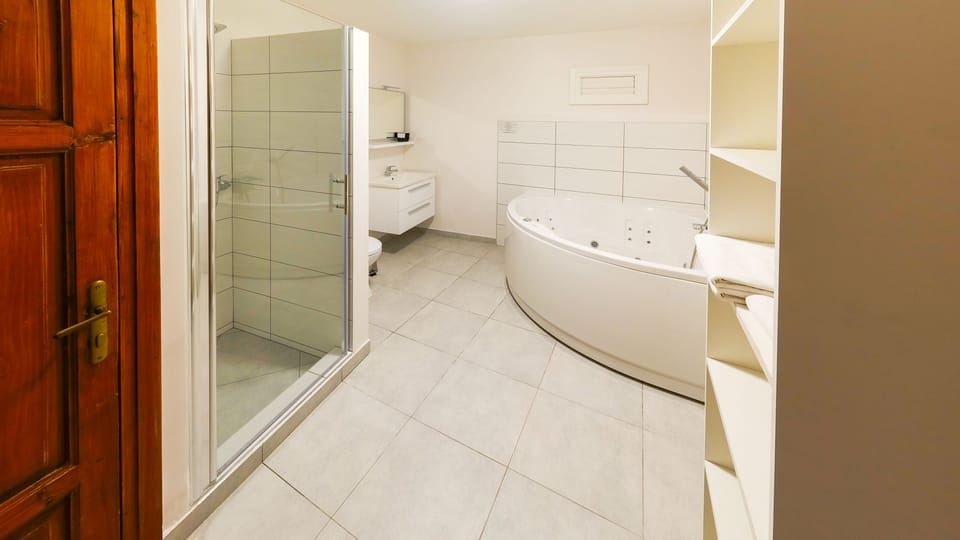 Apartment, 1 Bedroom, Valley View | Bathroom | Deep soaking tub, free toiletries, hair dryer, towels