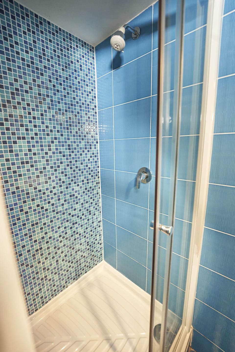 Superior Double Room | Bathroom | Shower, rainfall showerhead, hair dryer, slippers