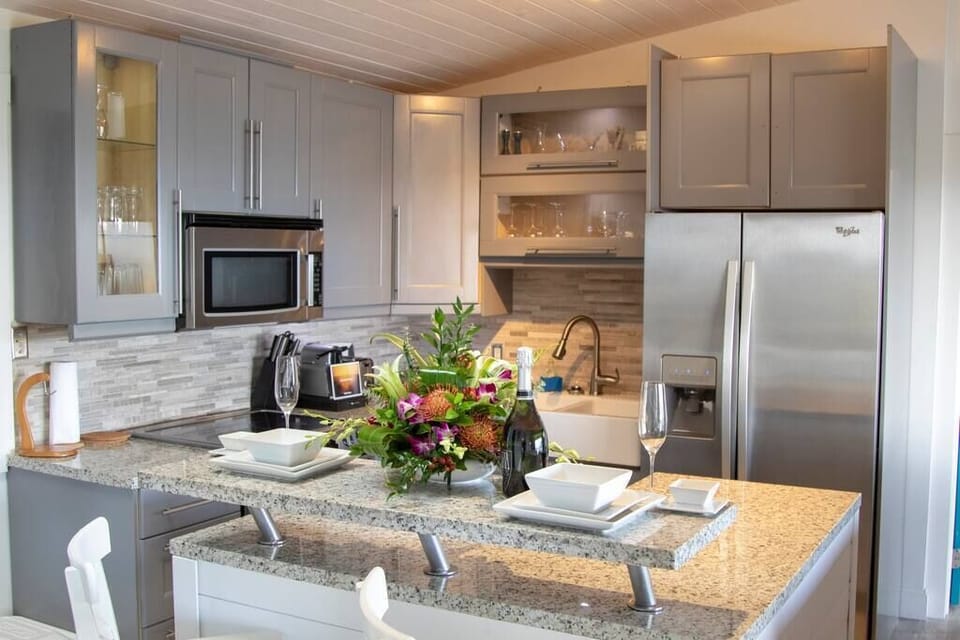 Kitchen w Island