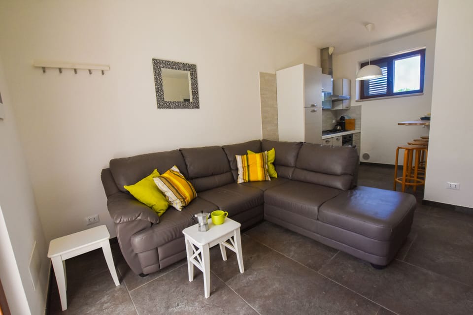 Seating area with kitchen and breakfast bar behind