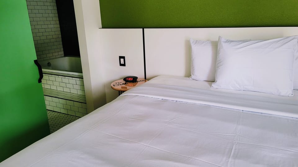 Honeymoon Single Room, 1 King Bed, Non Smoking, Jetted Tub | Premium bedding, free WiFi, bed sheets
