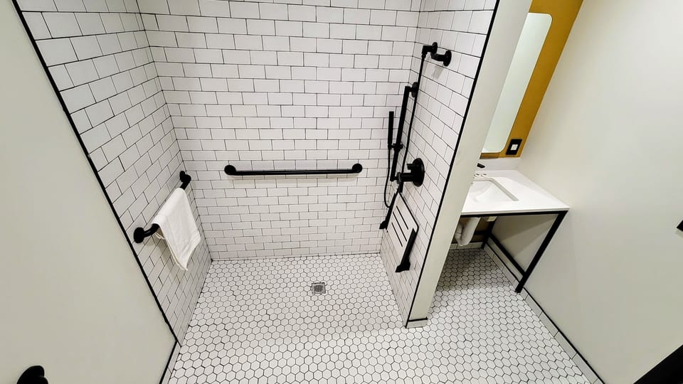 Deluxe Room, 1 King Bed, Accessible, Non Smoking | Bathroom | Towels