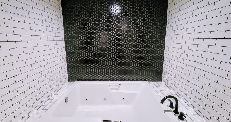 Honeymoon Single Room, 1 King Bed, Non Smoking, Jetted Tub | Bathroom | Towels