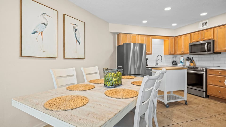 Sandpiper 5C - Dining into kitchen