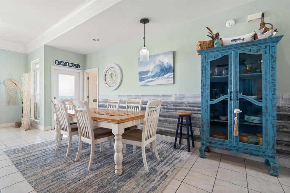 West End Girl Dinning Space