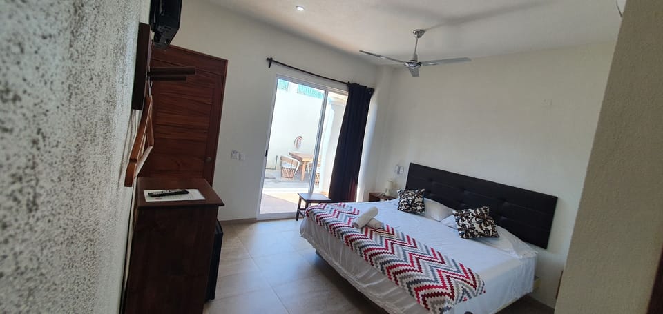 Studio, 1 King Bed | Free WiFi