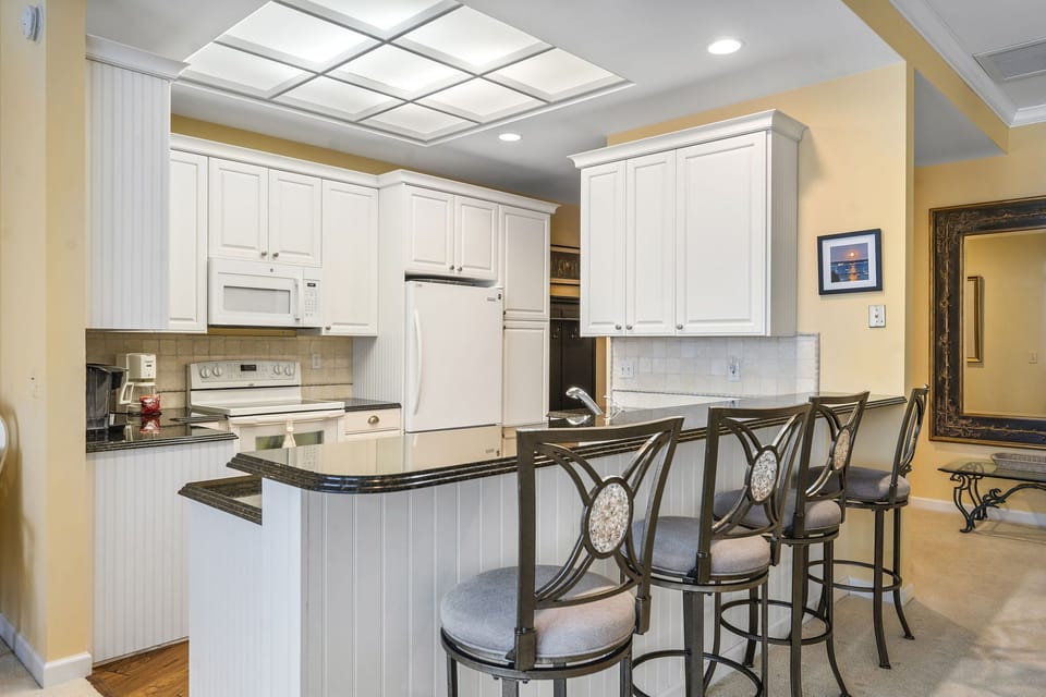 Kitchen w/ Bar