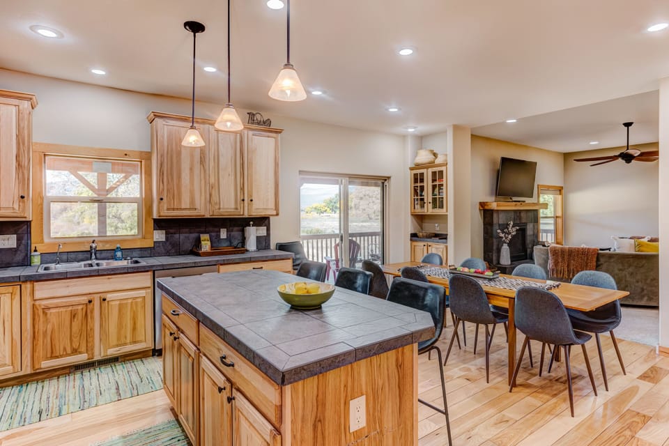 Great views of the San Juans and Animas river from the kitchen 