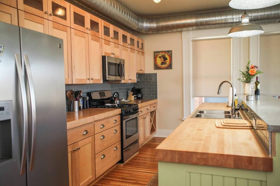 Generous counter space for meal preparation: enjoy a night in!