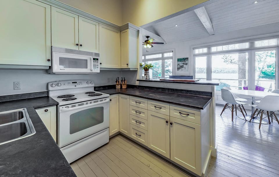 Guest Cottage - Kitchen