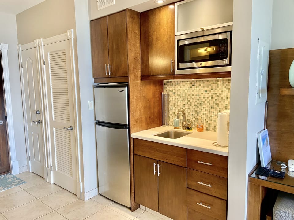 Well equipped kitchenette, as well as washer-dryer in unit.