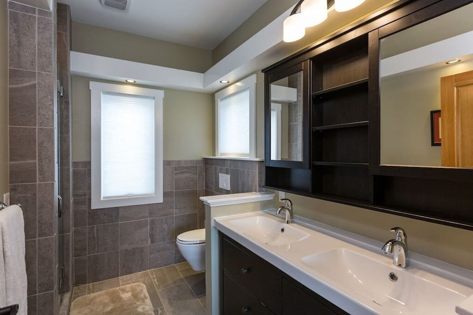Ensuite full bathroom to main floor bedroom