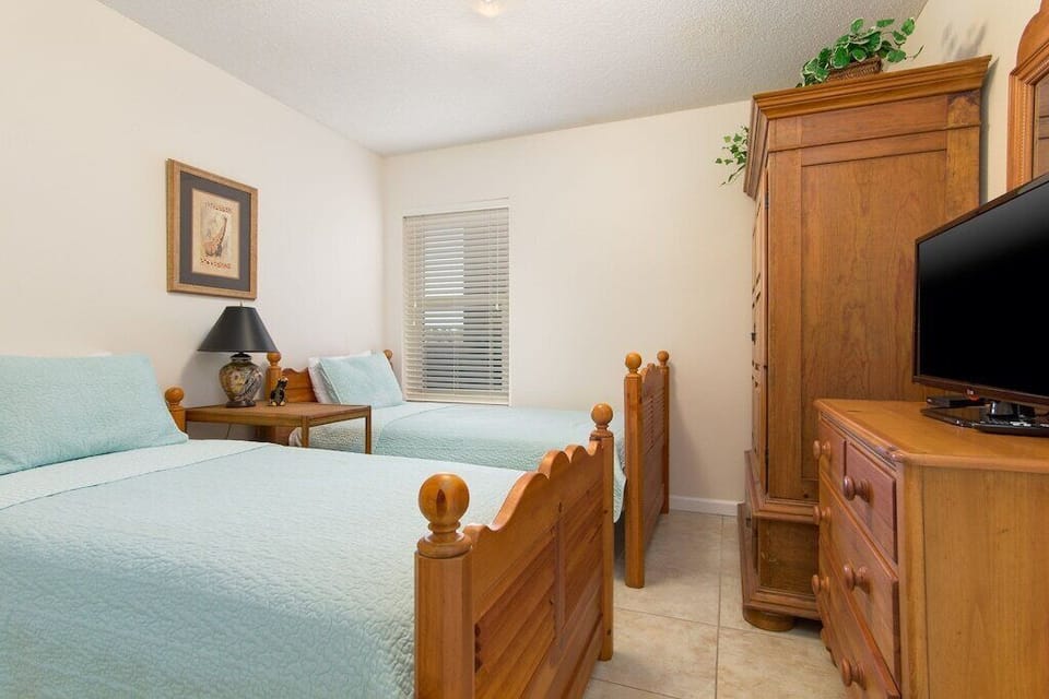 3rd Bedroom with 2 single beds and lots of storage