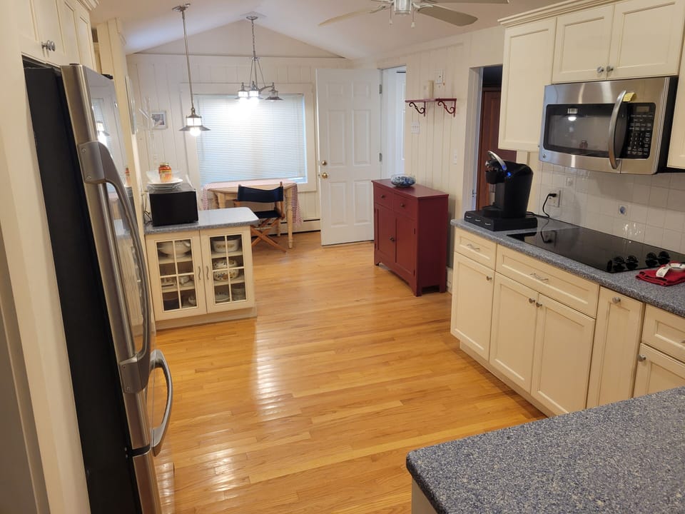 Fully appointed kitchen and eating nook