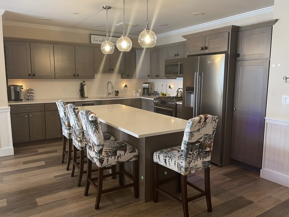 Full Kitchen including refrigerator, microwave, dishwasher, coffee machine 