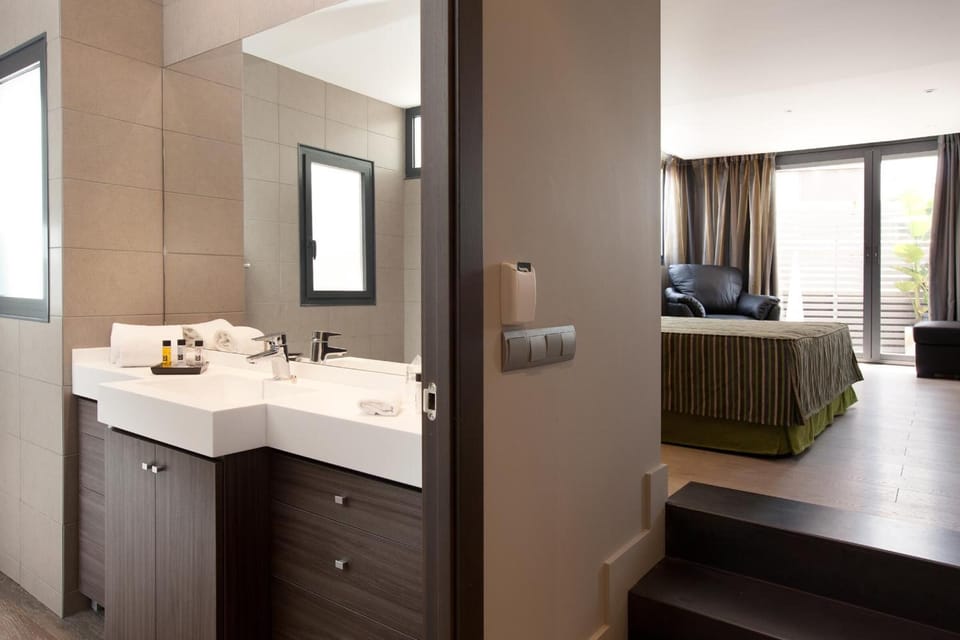 Combined shower/tub, free toiletries, hair dryer, towels