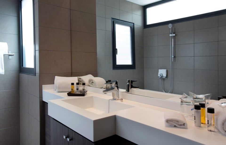 Suite, Balcony | Bathroom sink