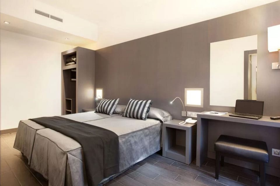 Standard Single Room | In-room safe, desk, laptop workspace, soundproofing