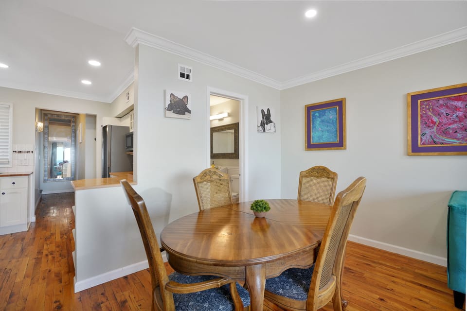 Dining Table (Extends to seat 6)