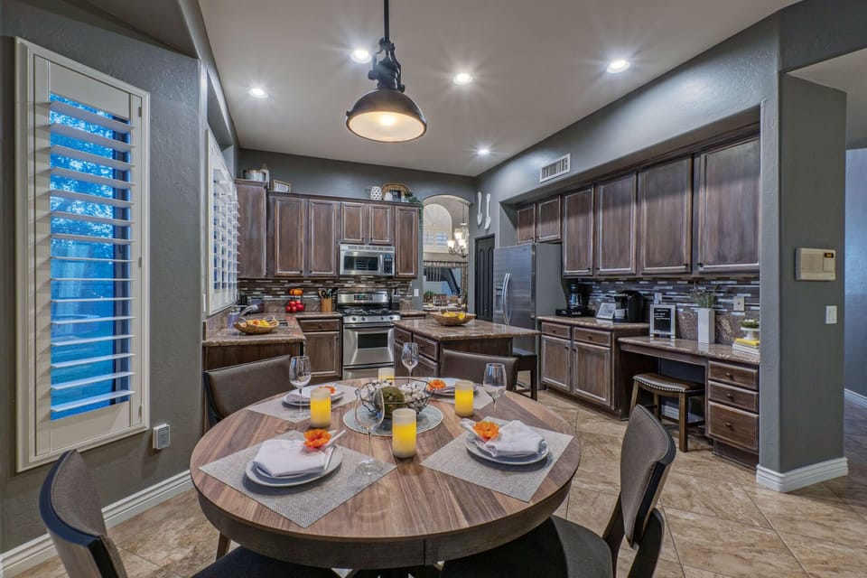 A breakfast nook provides the perfect place to sip coffee and enjoy mountain and city views.