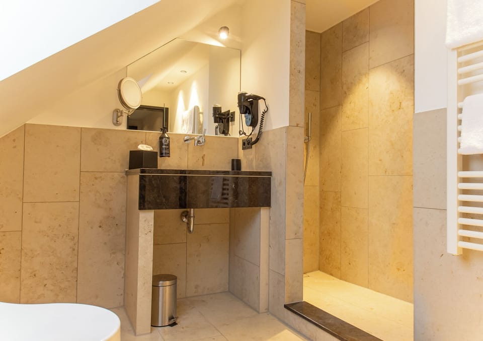 Superior Room, 2 Twin Beds | Bathroom | Hydromassage showerhead, designer toiletries, hair dryer, towels