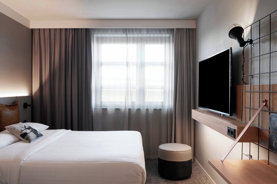 Room, 1 Queen Bed | Desk, laptop workspace, free cribs/infant beds, free WiFi