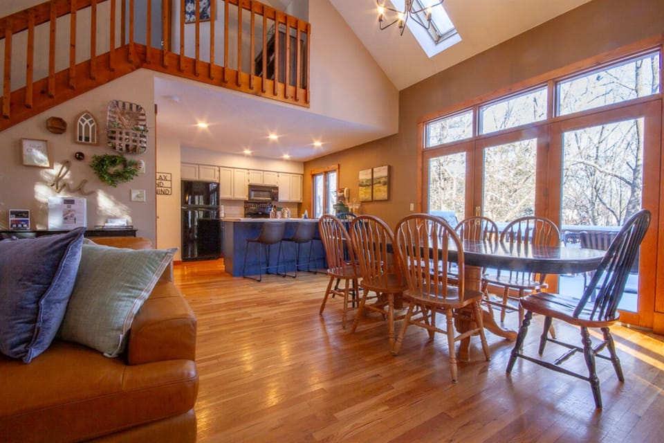 Seating for the entire group at this large dining table, seats up to 8! Bon appetit!