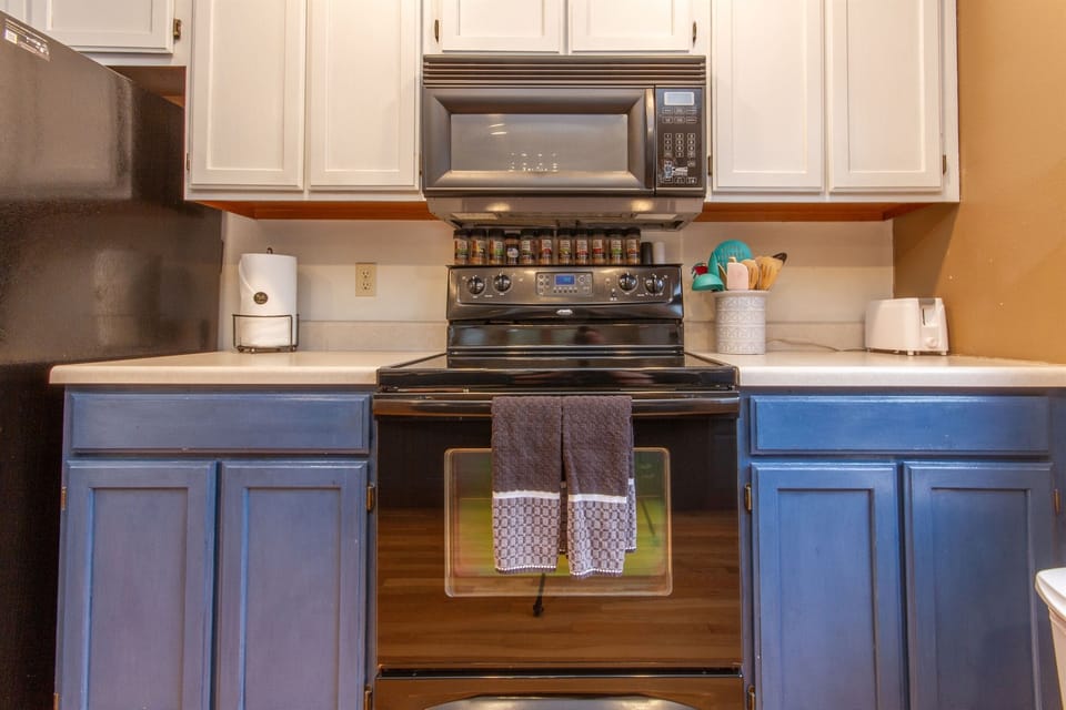 Mmmmm, is that pancakes and sausage? Whip up a delightful breakfast in this fully stocked kitchen.
