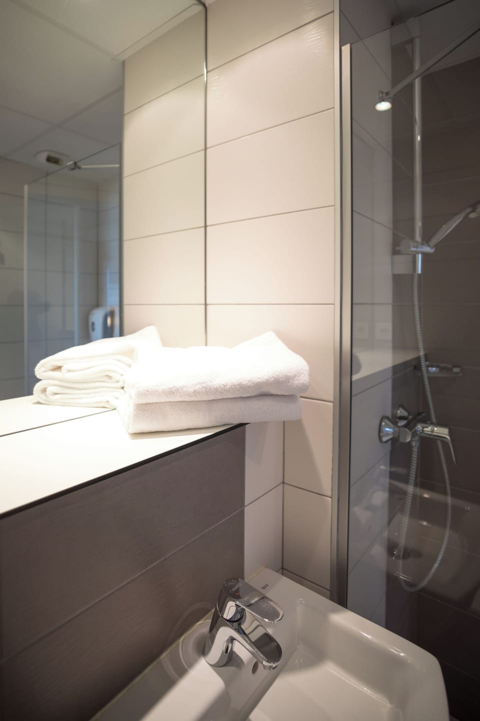 Comfort Double Room | Bathroom | Shower, hair dryer, towels