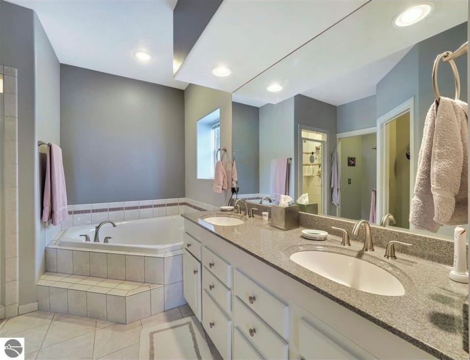 Master bathroom 