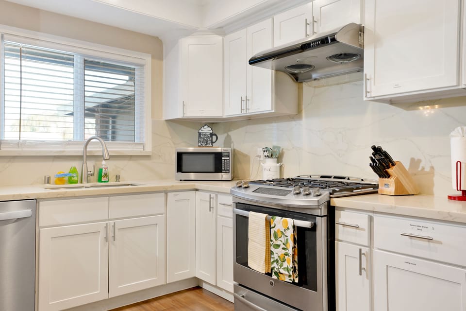 Kitchen-newly renovated and fully equipped kitchen