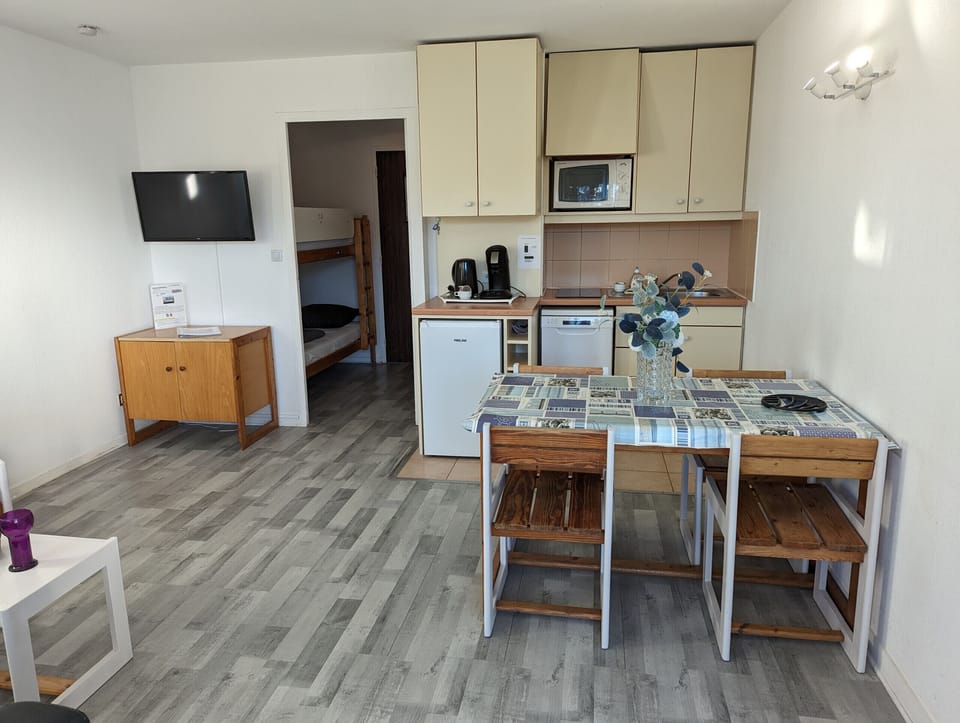 Studio 4 beds overlooking its functional kitchen area