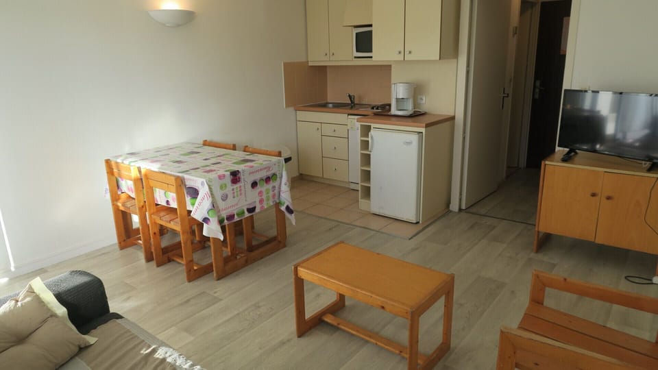 View of the living room with its kitchen area with all the functional equipment