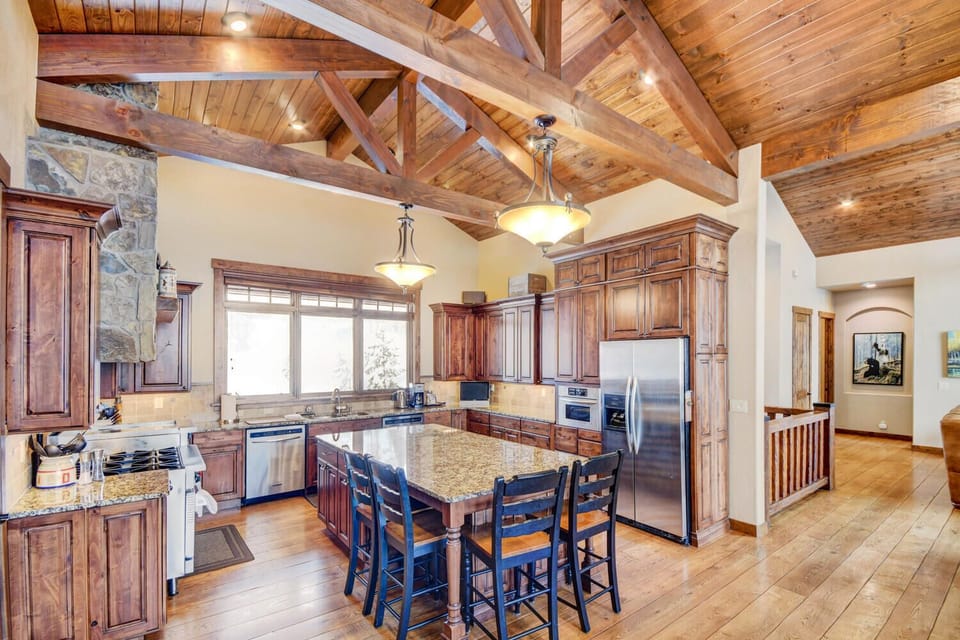 Fully equipped chef's kitchen