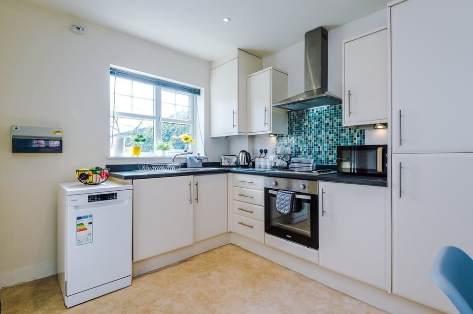 Open plan kitchen benefiting from a hob, oven, microwave, washer/dryer and all the kitchen facilities you need.